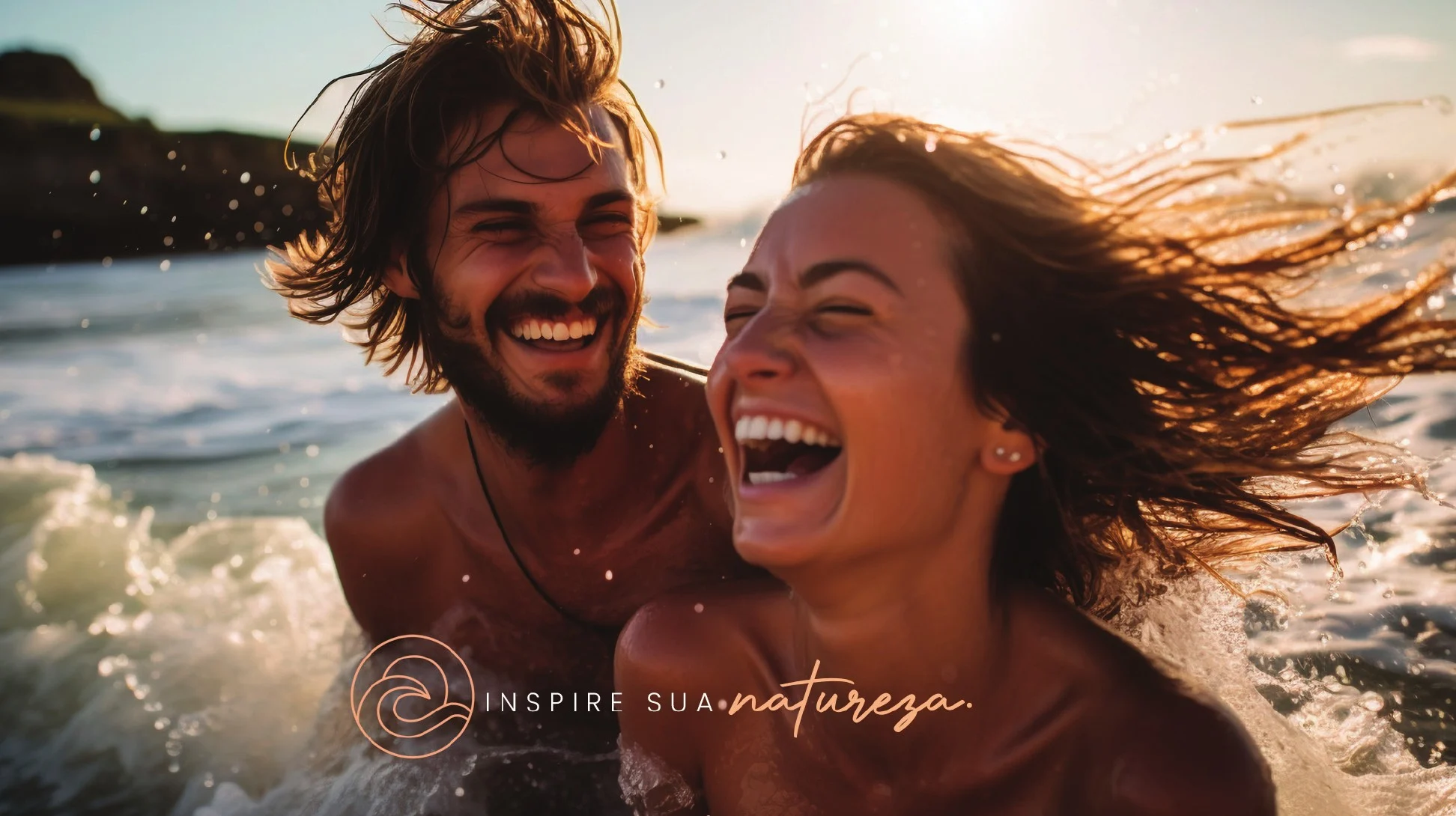 Casal rindo no mar ao pôr do sol, com a assinatura Summer View: Inspire sua natureza.